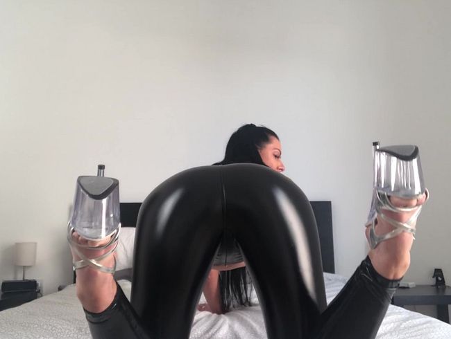 Wichsanleitung! Spritz mir auf den Latex-Arsch